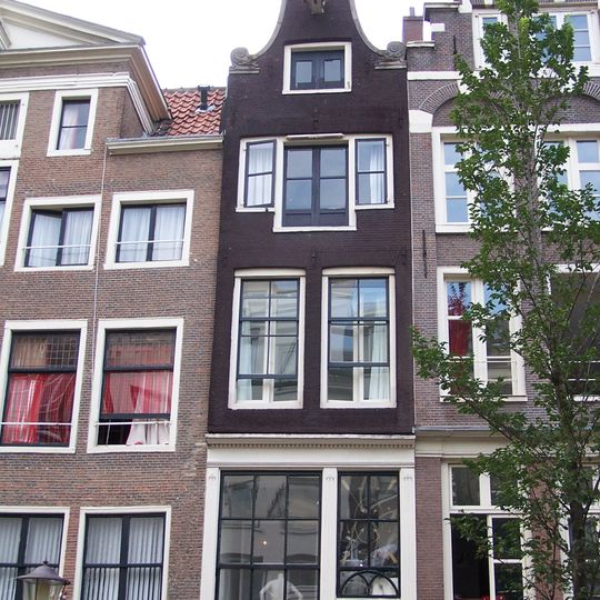 Pand met ingezwenkte halsgevel met gesneden pui, puilijst, deur, -kalf, snijraam en snijraamhek