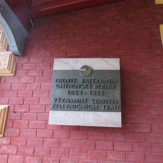 Pamětní deska Ludvíka Zatěrandy na nádraží v rodném Chýnově