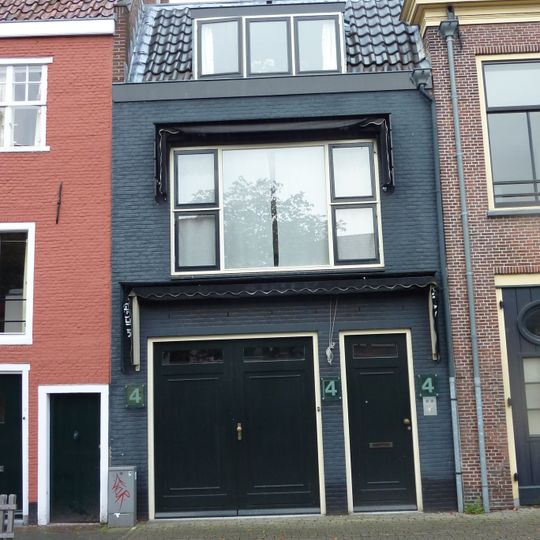 Pand met lijstgevel met hoog zadeldak in topgevels eindigend