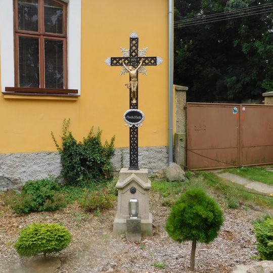 Kříž u fary v Kališti