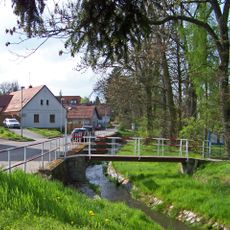 Lávka přes Rokytku z Kuťatské ulice k fotbalovému hřišti v Královicích