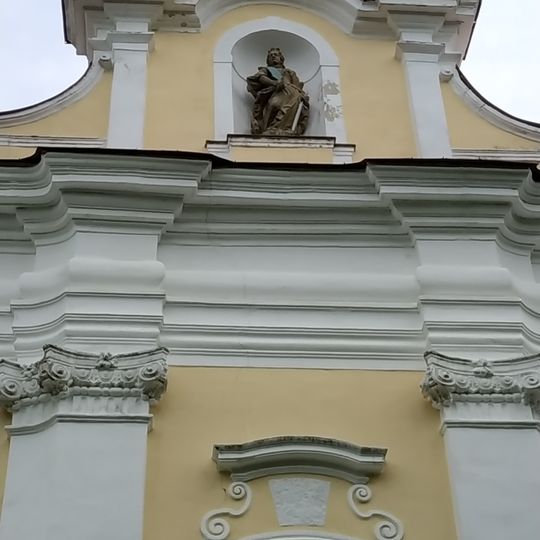 Socha svaté Kateřiny nad hlavním vchodem do kostela ve Sloupu v Čechách