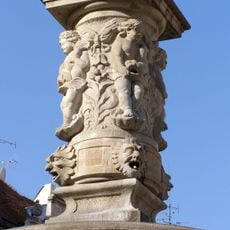 Rollandova fontána, stĺp s reliéfmi