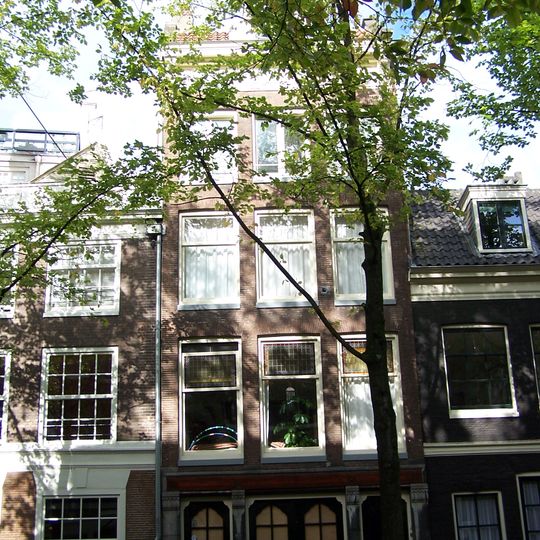 Huis met gevel onder rechte lijst met consoles waarboven dwars dakje met dakkapel