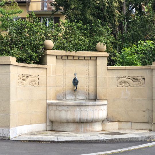 Zwei Reliefs an Brunnenanlage