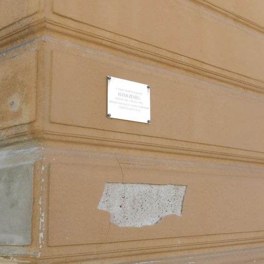 Pamětní deska Hanse Zeisela na domě Boženy Němcové 69 v Kadani