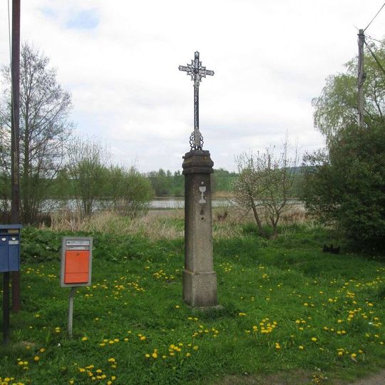 Kříž v Třebíšově u zvoničky