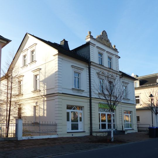 Mietshaus mit seitlicher Einfriedung Bahnhofstraße 5