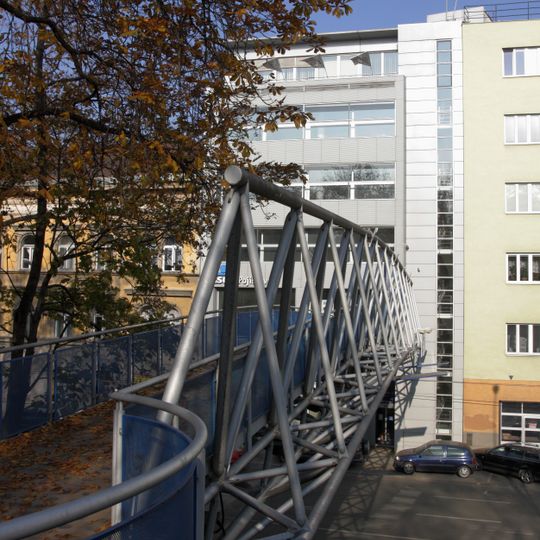 Lávka přes ulici Koliště