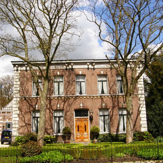 Eclectische villa met aangebouwd koetshuis in neo-renaissancestijl