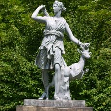 Gartenskulptur der Jagdgöttin Diana Kastanienweg (am Ende des Weges)