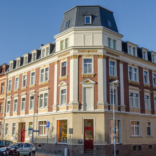 Wohnhaus in geschlossener Bebauung und Ecklage Tzschirnerplatz 13