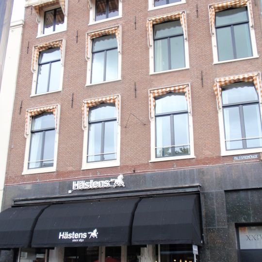 Pand met gevel in Lodewijk XIV-stijl