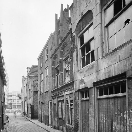 Pand met gepleisterde trapgevel in renaissance trant