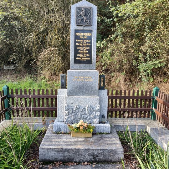 Pomník padlým v Rakoluskách