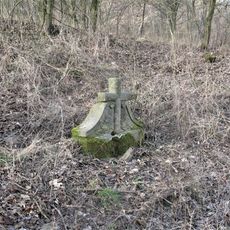 Kříž nad tůní u cesty západně od Maškovic