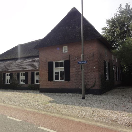 Boerderij, middenlangsdeeltype, met T-huis