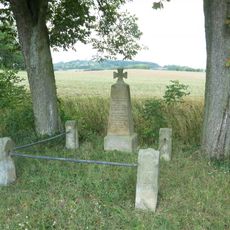 Pomník saským vojákům padlým 29.6.1866 u polní cesty jižně od Dílců