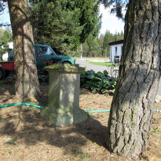 Kříž v Melchiorově Huti u budovy