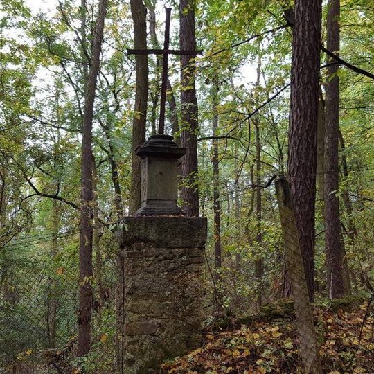 Kříž pod zámkem Zelená Hora