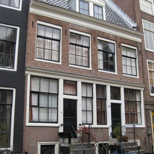 Smal huisje onder dwars dak