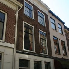 Pand met twee verdiepingen en pannen zadeldak. Verkropte houten kroonlijst