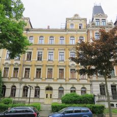 Mietshaus in geschlossener Bebauung mit Vorgarten Barbarossastraße 29