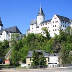Sachgesamtheit Schloss Schwarzenberg mit folgenden Einzeldenkmalen: dreiflügelige Schlossanlage mit südwestlichem Bergfried, westlich angebautem Turmhaus, östlichem Oberhaus (ehemals Palas), südlichem Zwischenbau zum Bergfried, neogotischem Nordb