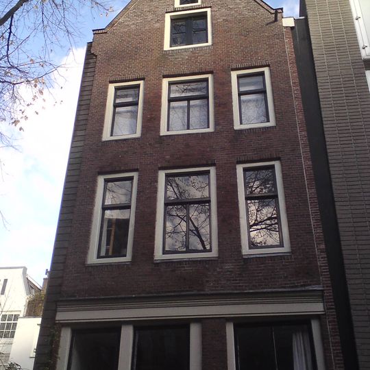 Huis met latere puntgevel