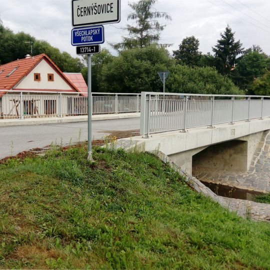 Most silnice III/13714 přes Všechlapský potok v Černýšovicích