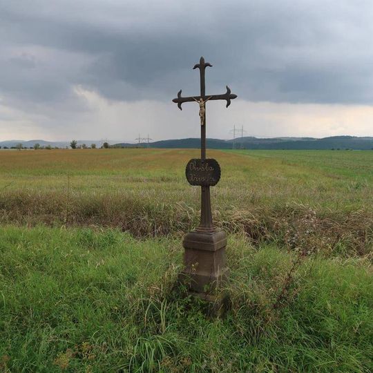 Kříž u silnice západně od Neumětel.