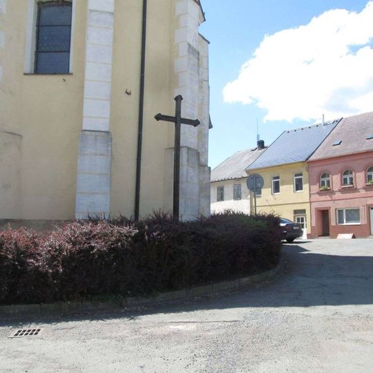 Kříž v Mýtu u kostela