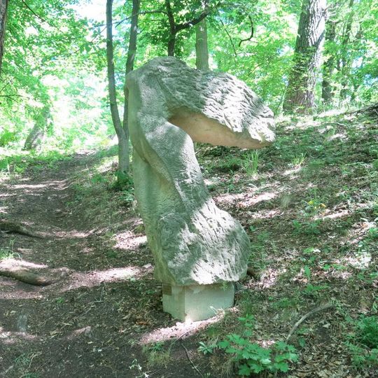 Kamenná plastika Anděl strážný na zaniklé křížové cestě na Vintířovský vrch