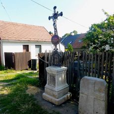 Kříž proti domu čp. 90 ve Štokách
