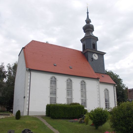 Einzeldenkmale der Sachgesamtheit: Kirche mit Ausstattung, Einfriedungsmauer und Portal des Kirchhofes, Kriegerdenkmal für die Gefallenen des 1. und 2. Weltkrieges, Grabfeld mit Einzelgräbern für Soldaten, gefallen im 2. Weltkrieg und eine DRK-Sch