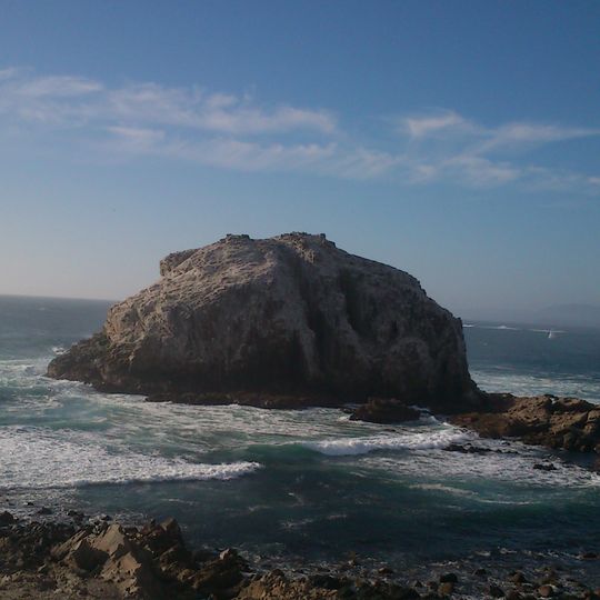 Islote o Peñón Peña Blanca y las formaciones rocosas de la Punta de Peña Blanca