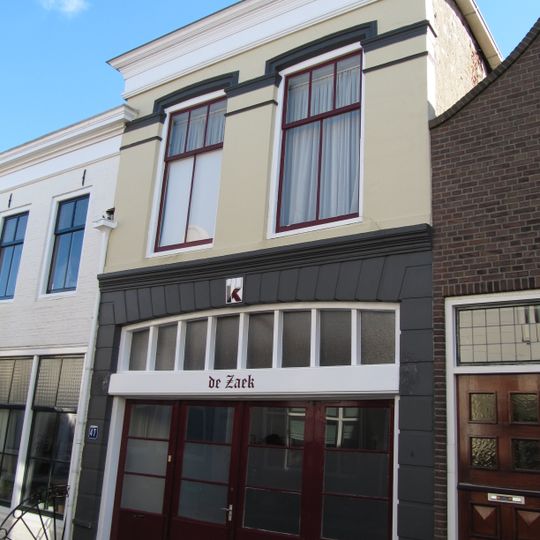 Huis met gepleisterde lijstgevel