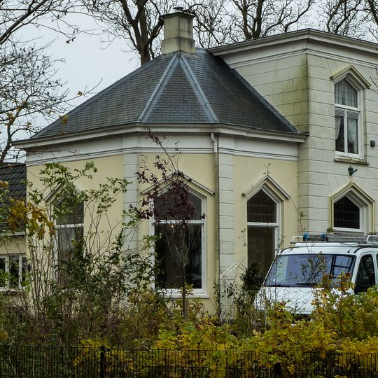 Villa in eclectische stijl met aangebouwd achterhuis