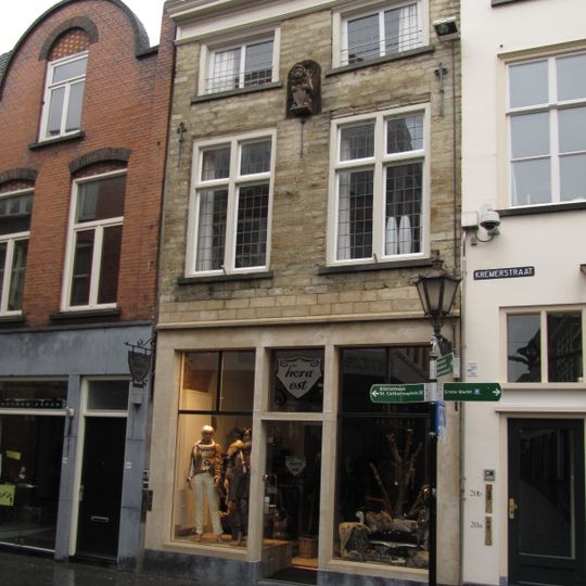 Huis van kalkstenen lijstgevel met nisje waarin schelpmotief