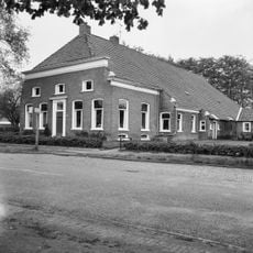 Twee rietgedekte houten schuren