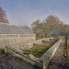 't Huis Empe: moestuin met tuinmuur, druivenkas en koude bak