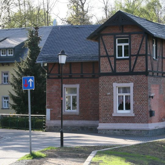 Einzeldenkmale der Sachgesamtheit Baumwollspinnerei E. I. Clauß Nachfolger: Pförtnerhaus , Gärtnerei und Verwaltungsgebäude  Zur Baumw