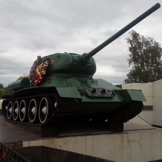 Танк Т-34-85 и 76-мм противотанковая пушка, установленные на рубеже обороны советских войск