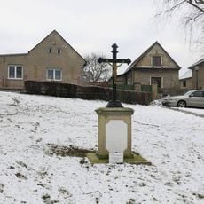 Kříž na návsi v Patokryjích