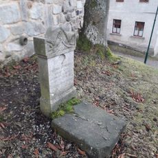 Pomník u kostela v Úterý