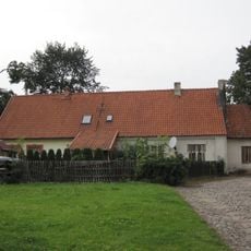 Dawna plebania, ob. dom (na fragmentach muru obronnego z 1414), poł. XVIII