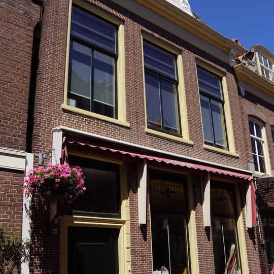 Huis met laat 18e-eeuwse gevel met recht hoofdgestel met enige ornamenten en een rococo dakkapel