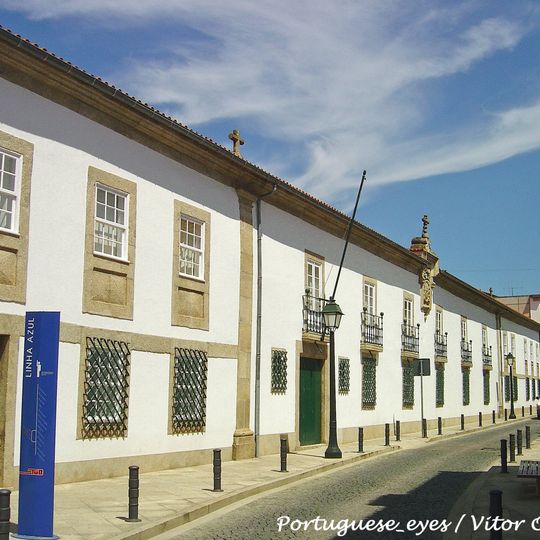 Edifício e jardim do antigo Paço Episcopal, onde se encontra instalado o Museu do Abade de Baçal