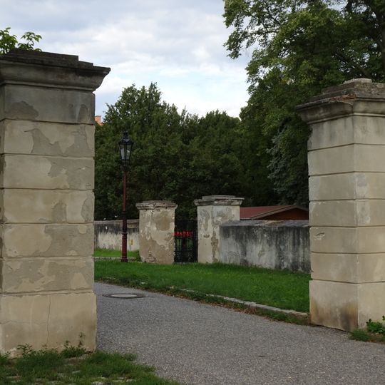 Pfeilerportal mit Gittertor