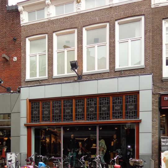 Winkelpand met lijstgevel met lijst met zolderlichten en bewerkte consoles